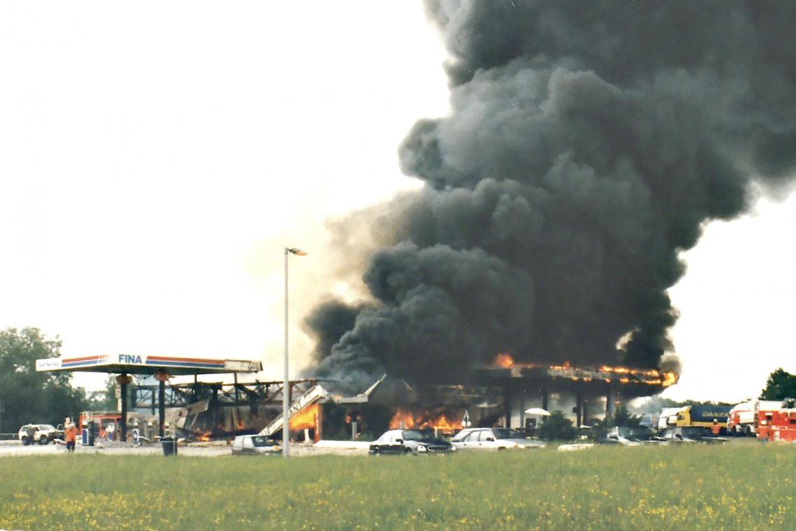 <p>Nach der Explosion brannte die Fina-Tankstelle am 18. Juni 1995 in Eynatten lichterloh. Dieses „Tödliche Inferno an der Raststätte“, wie die Tageszeitung „Die Welt“ schrieb, kostete insgesamt 16 Menschen das Leben.</p>