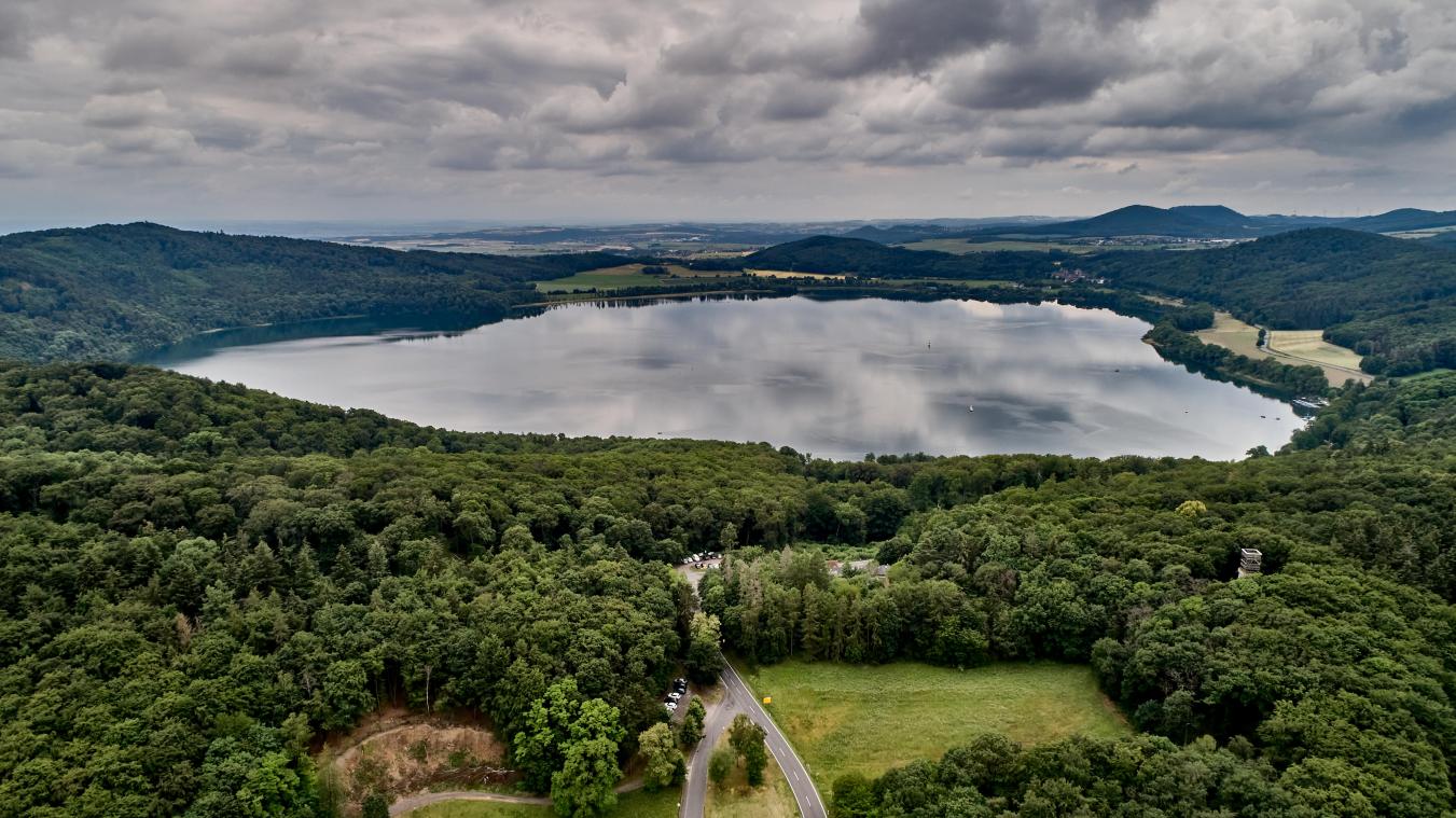 <p>Der Lacher See in Rheinland-Pfalz: In der Eifel hebt sich die Erde.</p>