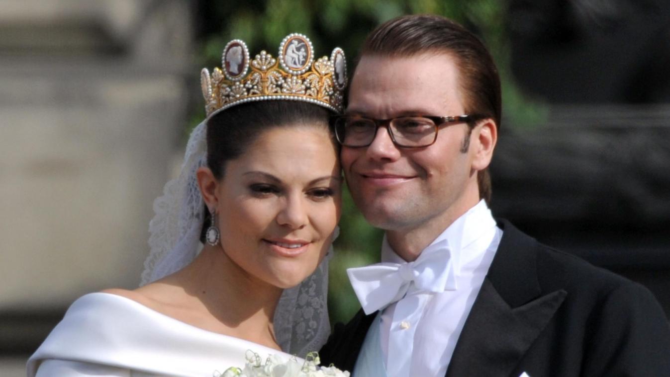 <p>Schwedens Kronprinzessin Victoria (l.) und Prinz Daniel stehen nach ihrer Hochzeit auf dem Balkon.</p>