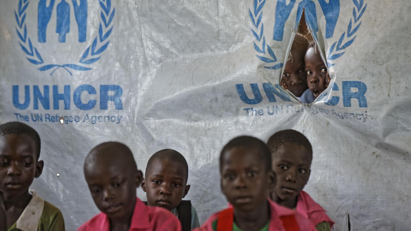 <p>Kinder schauen in der Ombechi Grundschule im Flüchtlingslager Bidi Bidi in Uganda durch ein Loch in einem Zelt des Flüchtlingshilfswerkes UNHCR.</p>