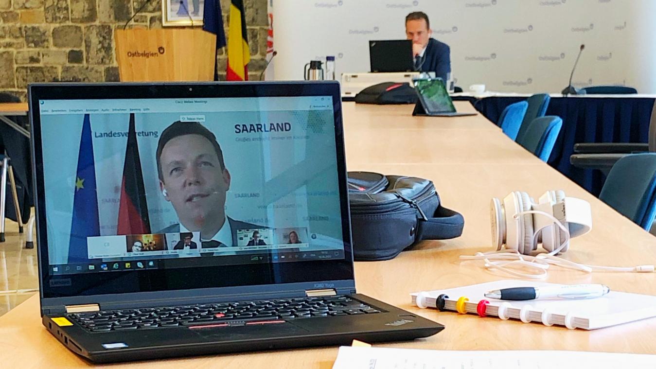 <p>Regierungschef Oliver Paasch (im Hintergrund) beim virtuellen Gipfel der Großregion. Vorne erkennt man den saarländischen Ministerpräsidenten Tobias Hans.</p>
