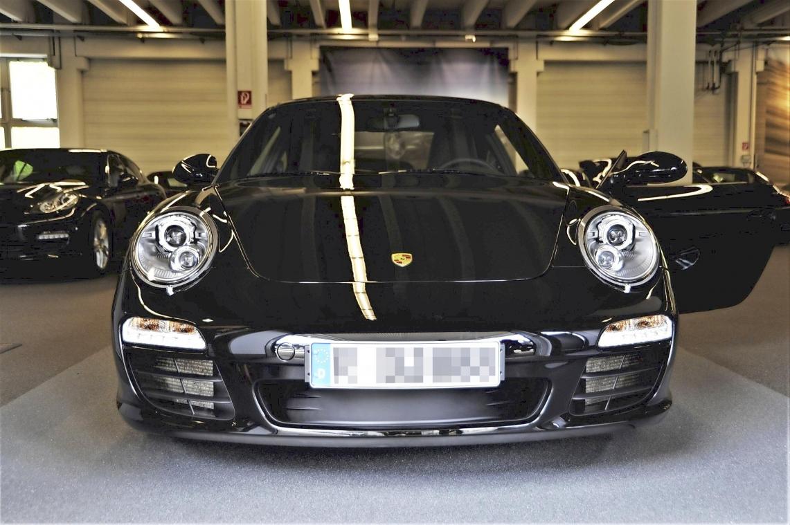 <p>Einen solchen Porsche verkaufte ein Raerener einem deutschen Staatsbürger und fiel dabei auf einen Betrüger herein.</p>