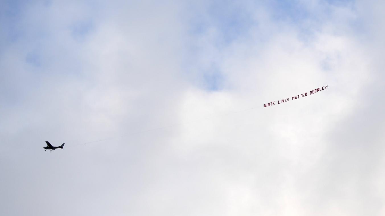<p>In den Anfangsminuten des Spiels flog ein Flugzeug, das ein Transparent mit der Aufschrift „White lives matter Burnley“ hinter sich her trug, über das Stadion.</p>