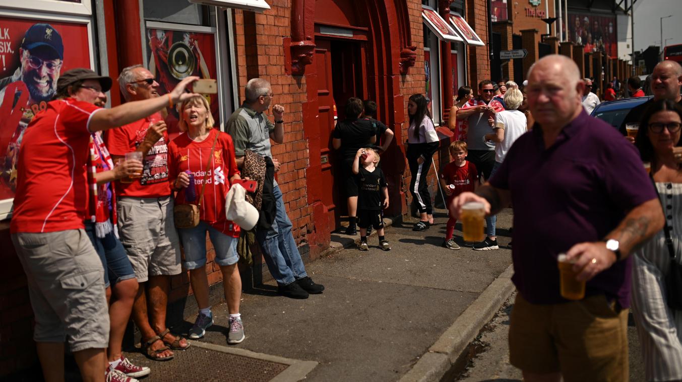 <p>Fans des FC Liverpool beim Feiern. Die Corona-Schutzmaßnahmen standen dabei nicht im Mittelpunkt.</p>