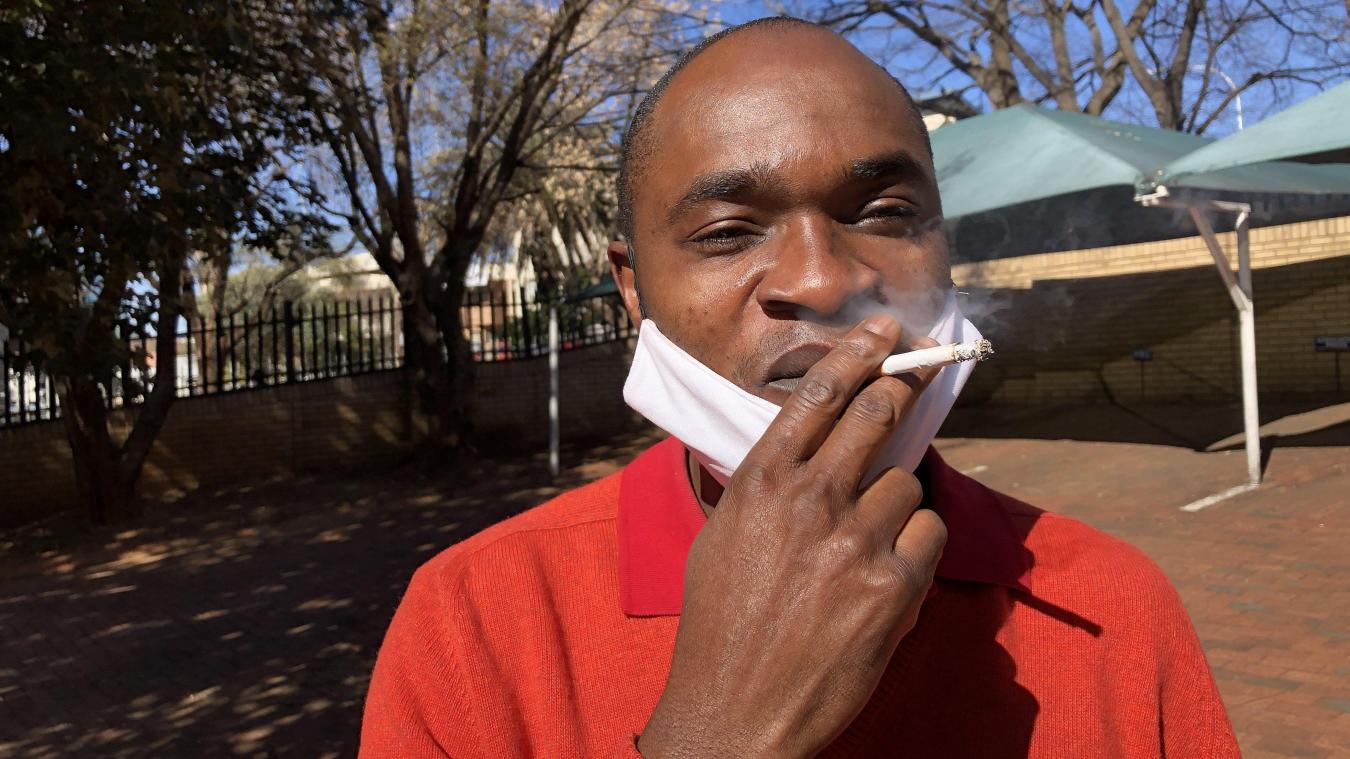 <p>Pocha Ngulube zieht genüsslich an der Zigarette, die er für 5 Rand (26 Cents) - statt wie früher 3 Rand (16 Cents) - noch relativ günstig auf dem Schwarzmarkt erstanden hat.</p>