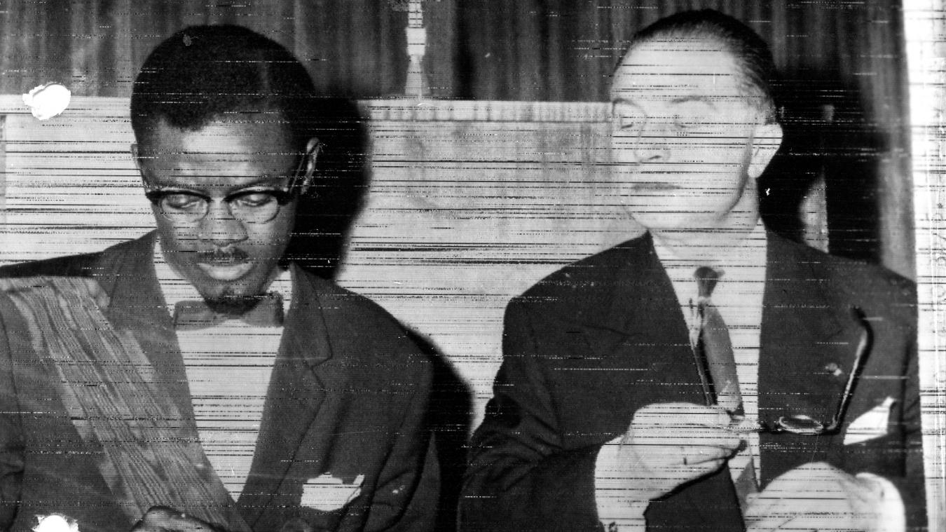 <p>Patrice Lumumba, der erste kongolesische Ministerpräsident, und Belgiens Regierungschef Gaston Eyksens unterzeichneten am 30. Juni 1960 in Léopoldville (Kinshasa) die Unabhängkeitserklärung.</p>