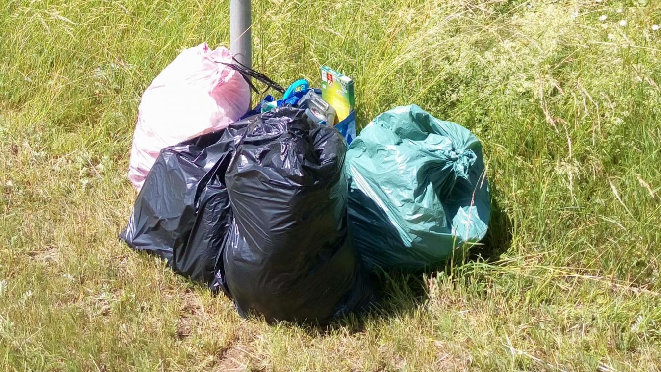 <p>Der von der Wohnwagen-Kolonie auf dem Feld nahe St.Vith hinterlassene Müll musste am Montag von den städtischen Diensten entsorgt werden.</p>