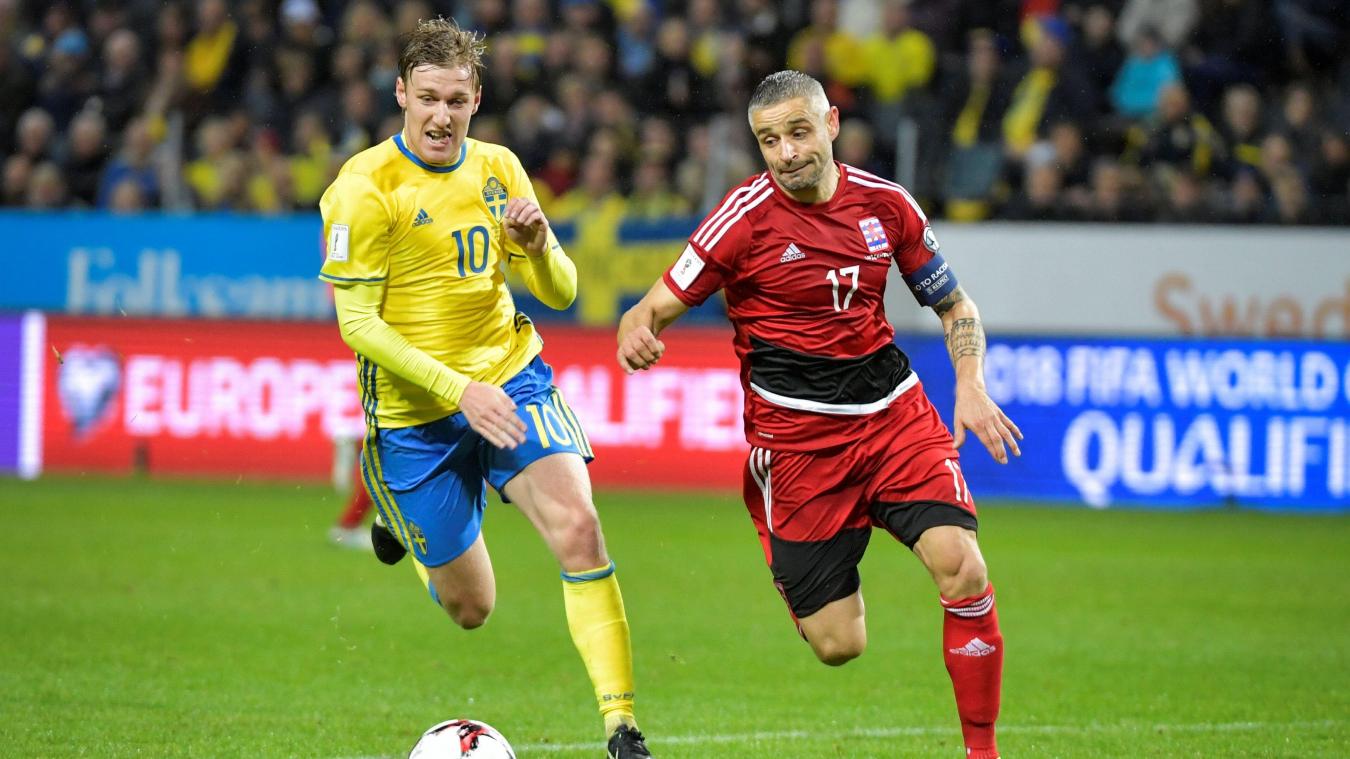 <p>Mario Mutsch (rechts im Dress der Luxemburgischen Nationalmannschaft) im WM-Qualifikationsspiel 2017 gegen den Schweden Emil Forsberg.</p>