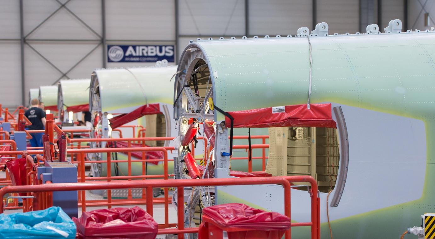 <p>In einer Produktionshalle liegen Rumpfteile von Flugzeugen der Airbus A320-Familie zur Montage bereit.</p>