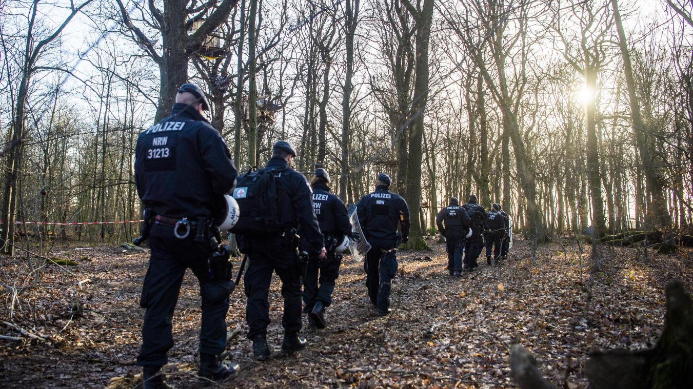 <p>Der Konflikt im Hambacher Forst ist nicht befriedet, es gibt noch immer Auseinandersetzungen zwischen Waldbesetzern und Polizei.</p>