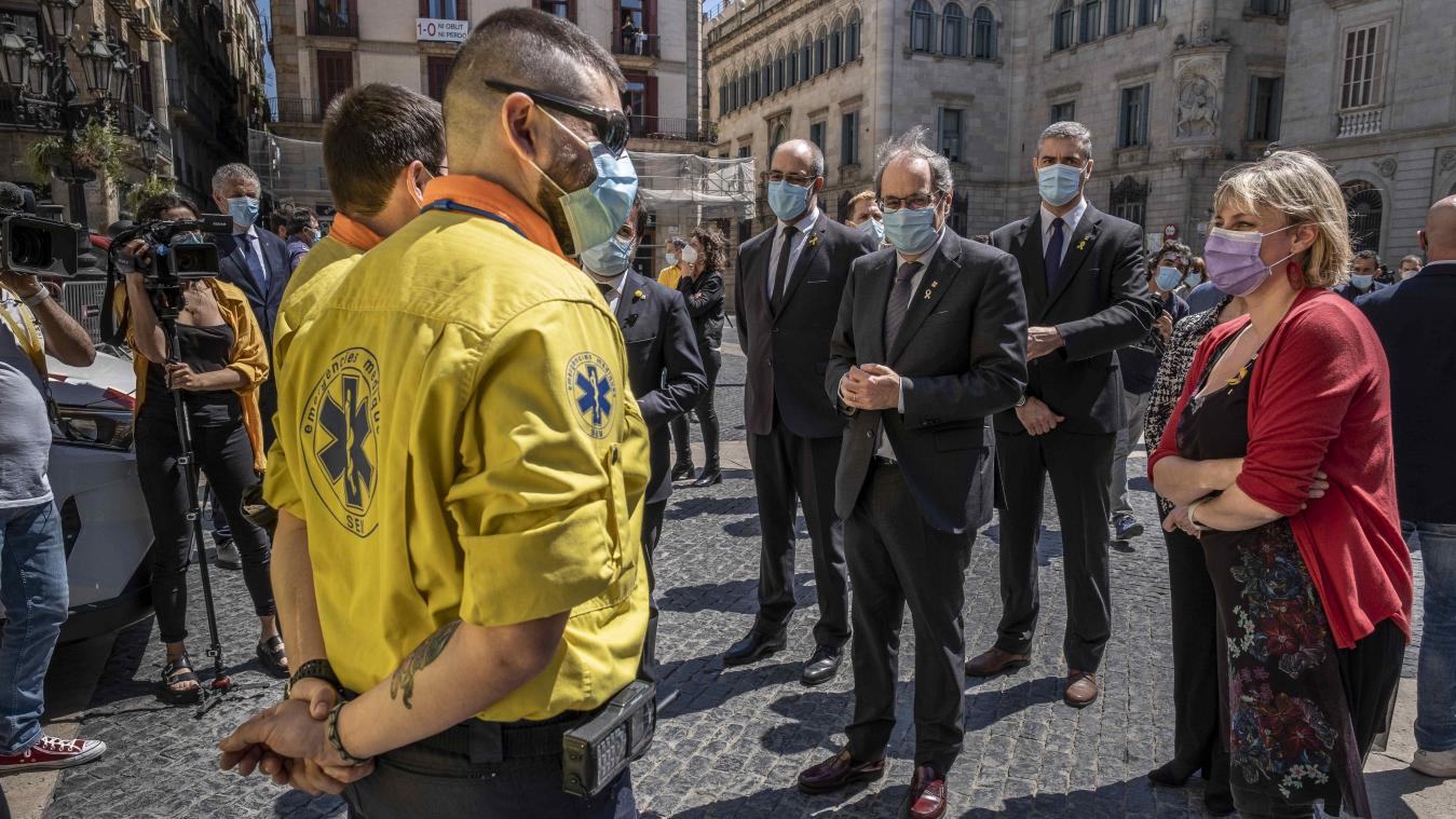 <p>Alba Verges (r), Gesundheitsrätin von Katalonien, und Quim Torra (M.), katalanischer Regionalpräsident, sehen sich wieder mit Auswirkungen der Corona-Pandemie konfrontiert.</p>