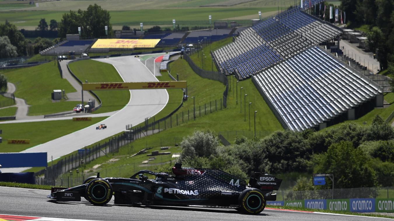 <p>Lewis Hamilton steuert sein Fahrzeug über die Rennstrecke von Spielberg.</p>