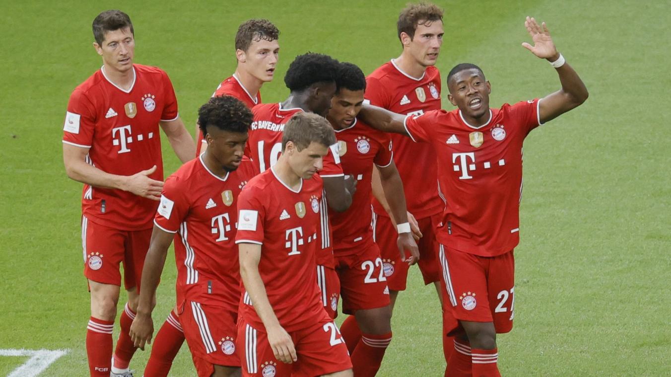 <p>Bayerns Serge Gnabry (3.v.r.) feiert mit seinen Teamkameraden sein Tor zum 2:0.</p>
