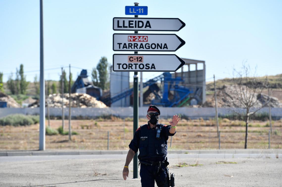 <p>Kontrollposten der katalanischen Polizei an einer Zufahrtsstraße nach Lleida.</p>
