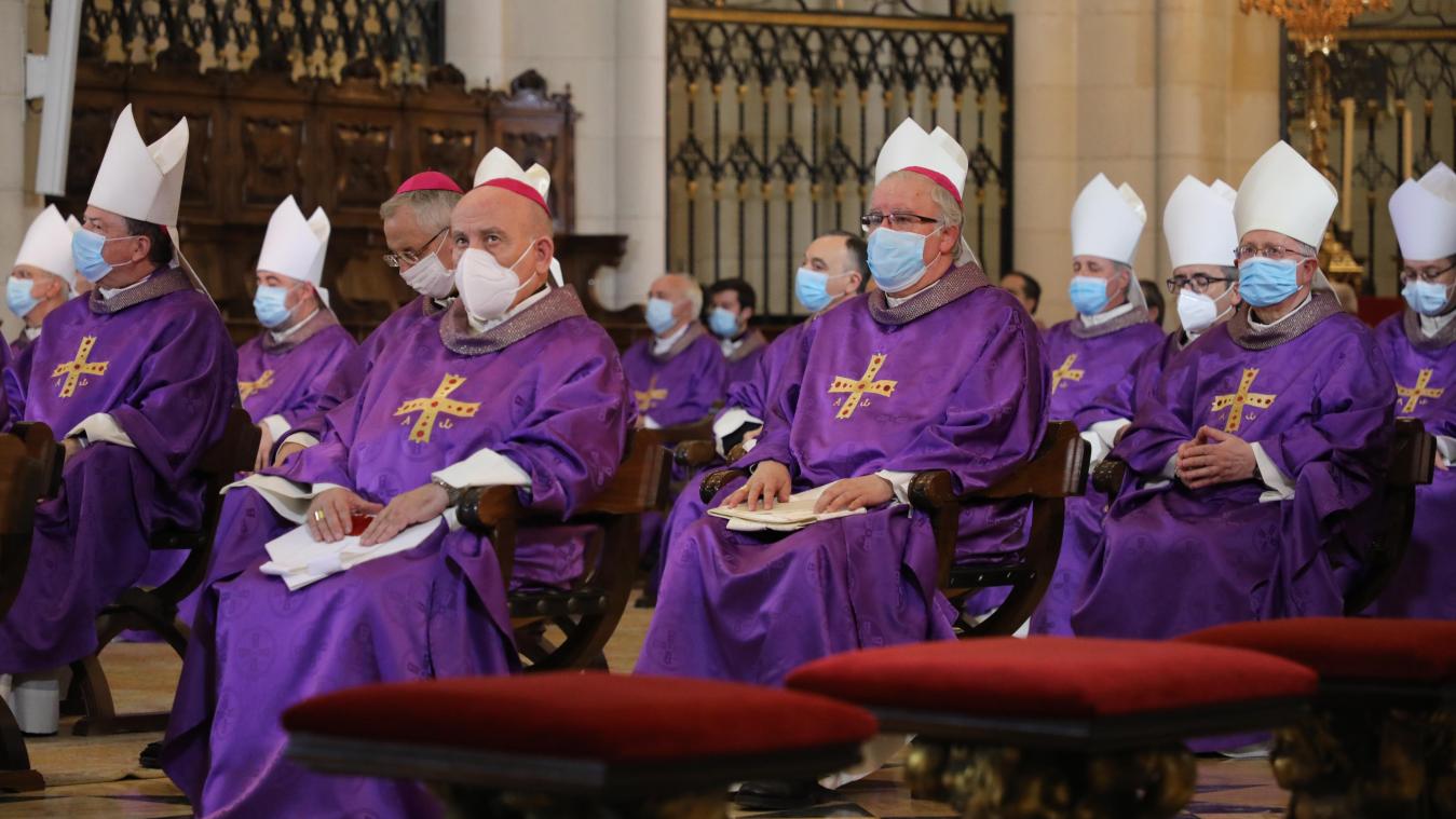 <p>Die spanischen Bischöfe nehmen mit Mundschutzmasken an der Heiligen Messe in der Madrider Almudena-Kathedrale teil.</p>