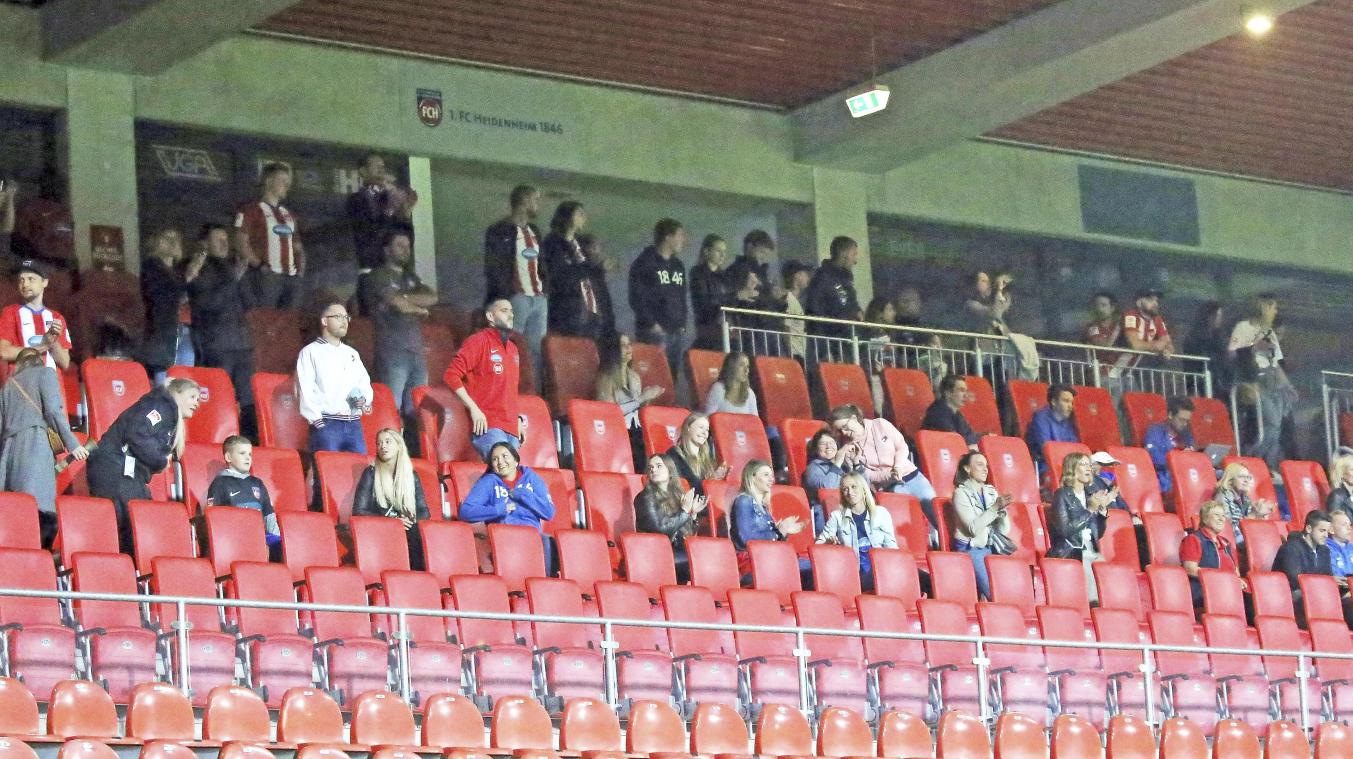 <p>dHeidenheimer Fans und Spielerfrauen setzten sich während des Relegationsspiels gegen Bremen unerlaubt auf die Tribüne – unter ihnen auch Kathy Hendrich.</p>