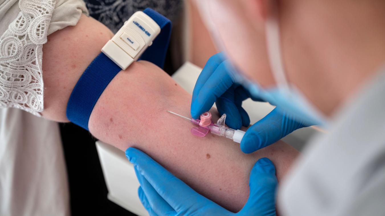 <p>Eine Probandin bekommt in einem Testzentrum für eine Corona-Antikörper-Studie Blut abgenommen.</p>