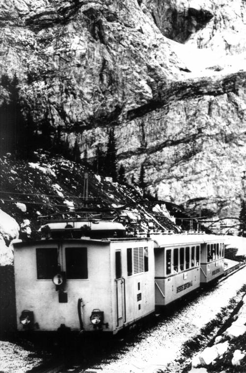 <p>Schon seit 90 Jahren bringt die Zugspitzbahn auf Zahnrädern Urlauber bis kurz vor den Gipfel.</p>