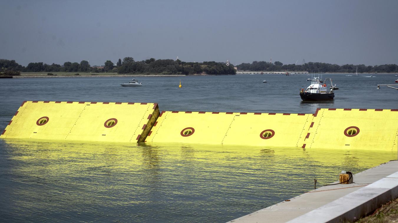<p>Venedig hat erstmals eine umstrittene Flutschutzanlage umfassend getestet. Dabei wurden am Freitag alle Barrieren des Hochwasserschutzprojekts „Mose“ ausgefahren, die die Lagunenstadt künftig vor verheerenden Überschwemmungen schützen sollen.</p>