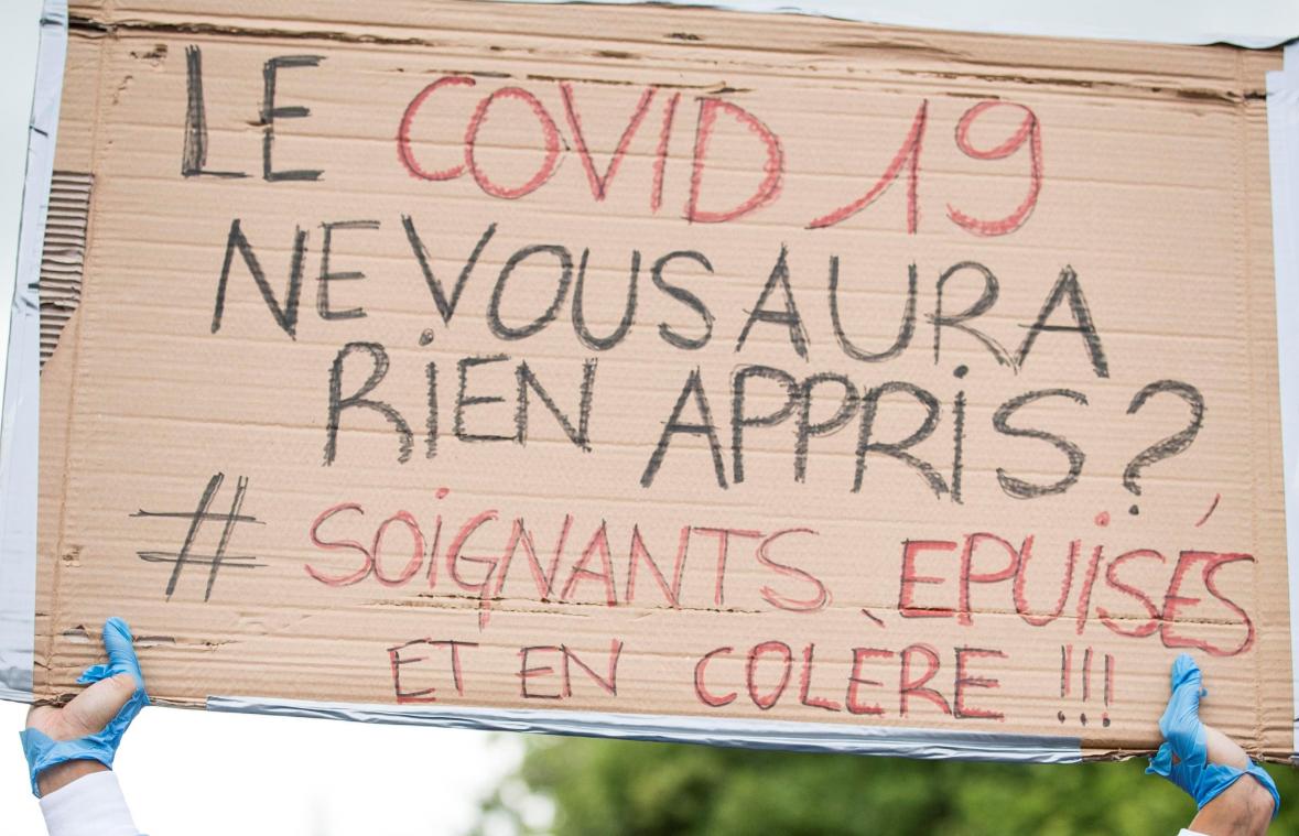 <p>Habt ihr aus Covid-19 nichts gelernt? Dieses Plakat bei einer einer Demo in Paris würde auch zur Situation in Belgien passen.</p>