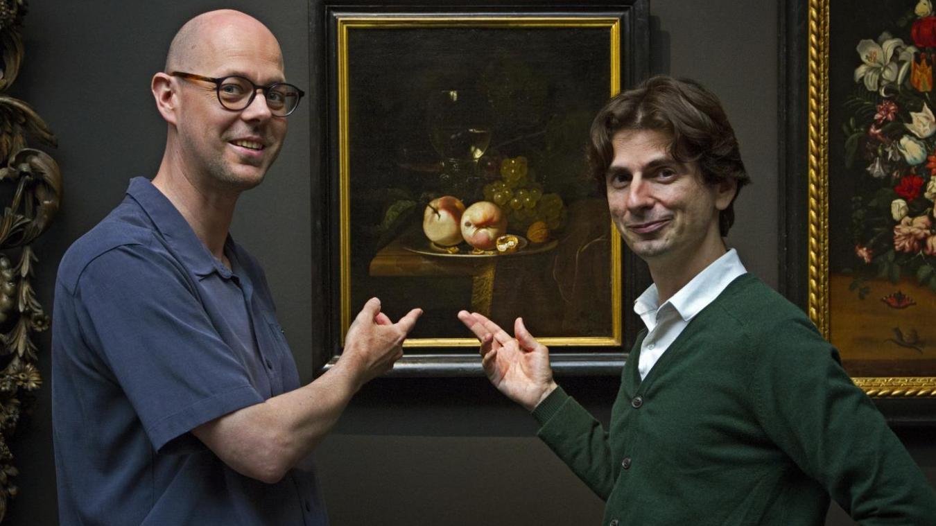 <p>Ive De Smet (links) und David Vergauwen (rechts) vor einem Gemälde, das sie untersucht haben.</p>