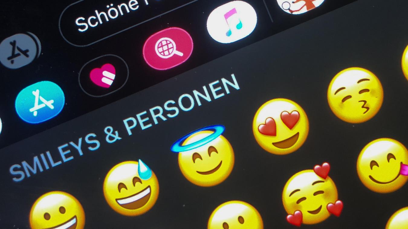 <p>Der Spruch Schöne Ferien, verbunden mit drei verschiedenen Emojis, ist auf einem Tablet zu sehen. Aus mittlerweile über 3000 verschiedenen Emojis lässt sich für fast jeden Anlass das richtige Emoji finden.</p>