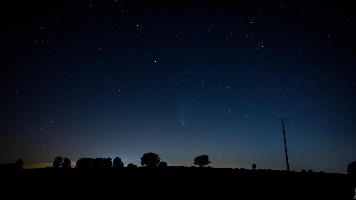 <p>Der Komet Neowise an einem sternenklaren Nachthimmel in Oudler fotografiert.</p>
