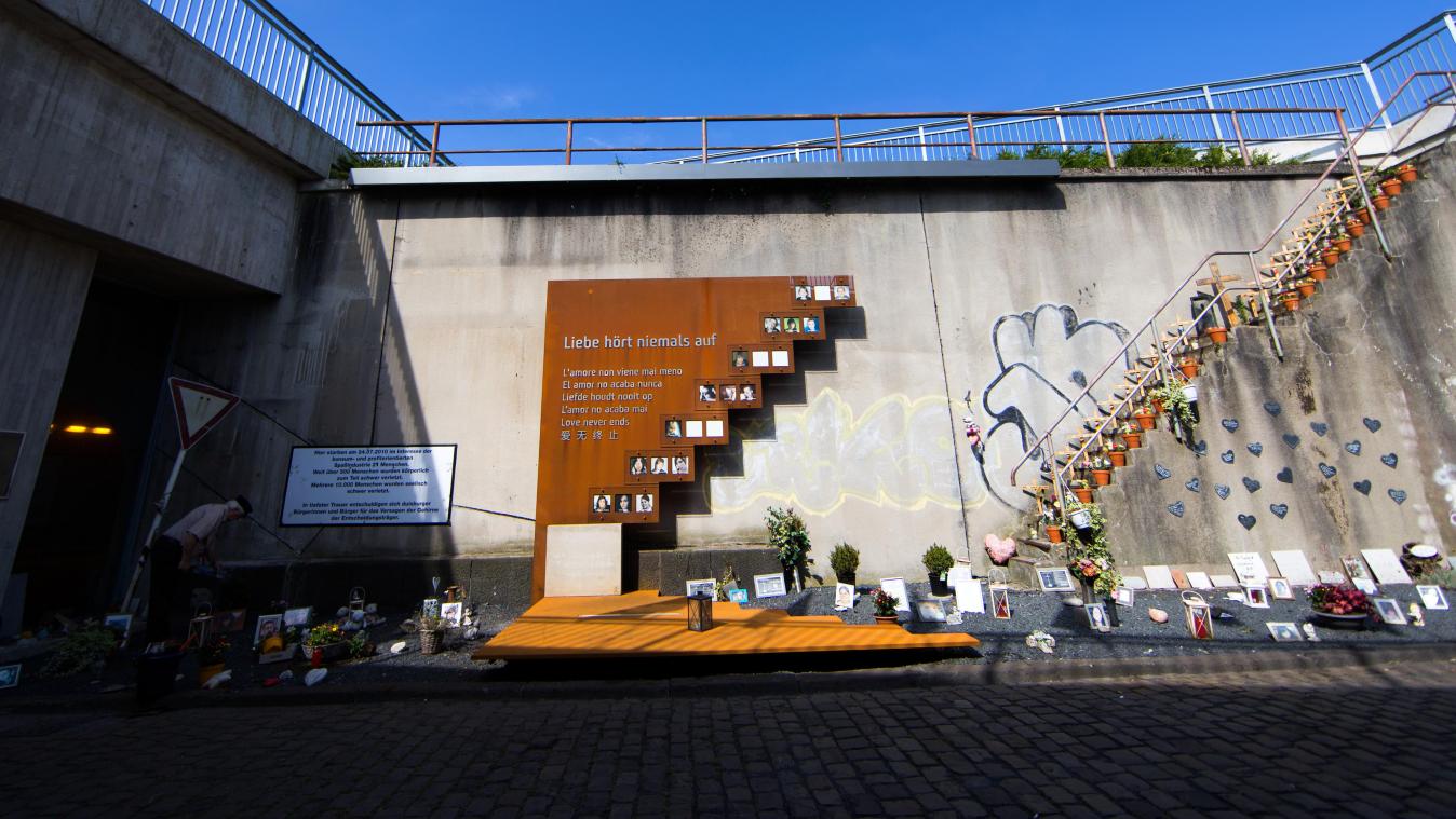 <p>21 Keramikplatten mit Fotos der Opfer an der Loveparade-Gedenkstätte am Unglücksort in Duisburg zur Erinnerung an die 21 Toten des Unglücks vom 24. Juli 2010 zu sehen.</p>
