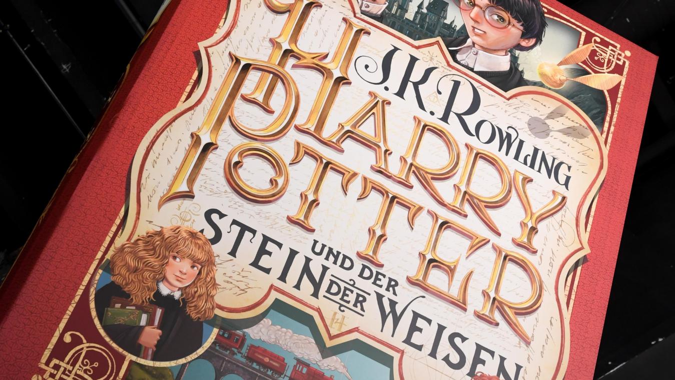 <p>Eine überdimensionale Ausgabe des ersten Bands der Harry-Potter-Reihe „Harry Potter und der Stein der Weisen» ist am Stand des Carlsen Verlags auf der Buchmesse zu sehen. Harry wurde am 31. Juli 1980 geboren, er wird in diesem Jahr also 40 Jahre alt.</p>