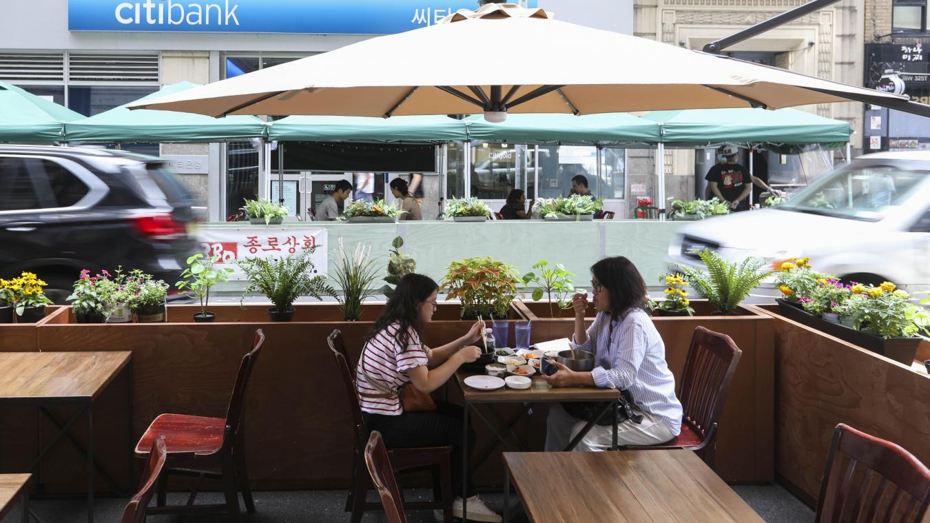 <p>New York: Zwei Frauen nehmen auf der Außenterraße eines Restaurant direkt an der Straße ihre Mahlzeit ein.</p>