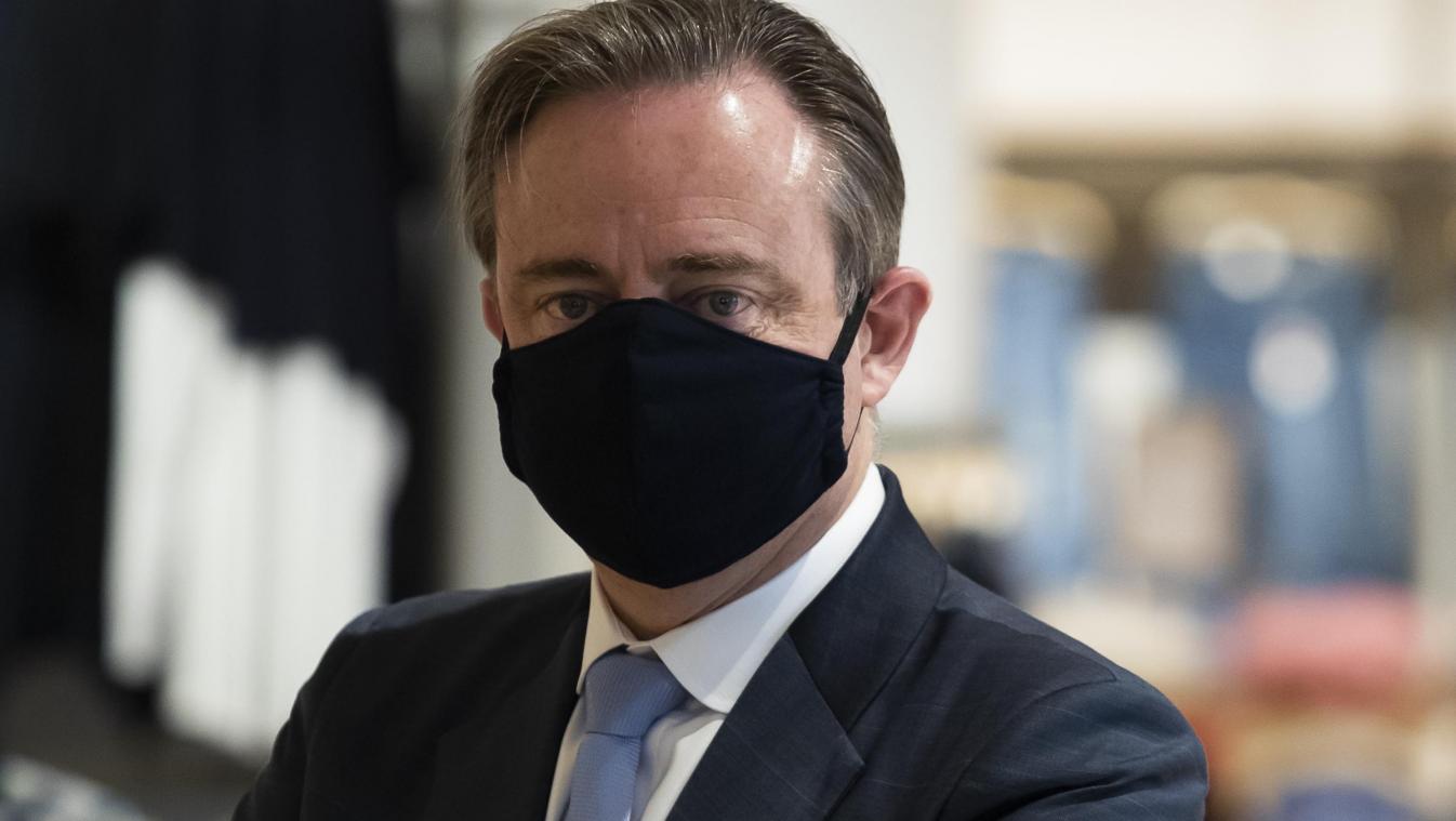 <p>Antwerpens Bürgermeister Bart De Wever trägt im Antwerpener Stadtzentrum eine Maske.</p>