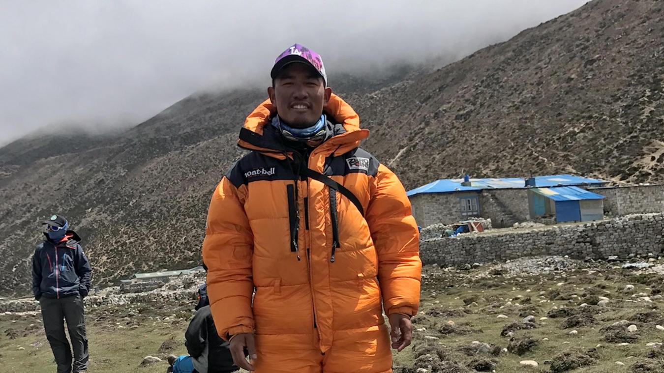<p>Dawa Finjhok Sherpa in der Nähe des Basislagers nach der Suche nach der Leiche des indischen Bergsteigers G. Ghosh.</p>