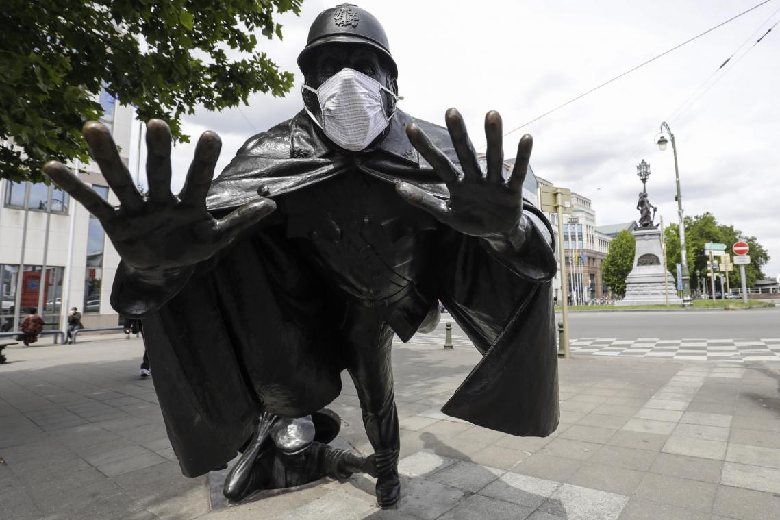 <p>Ist die Corona-Lage in Brüssel unterbelichtet? Foto: Statue des „Polizisten Nr.15“ (aus den Comic-Abenteuern von Quick und Flupke) am Place Sainctelette.</p>