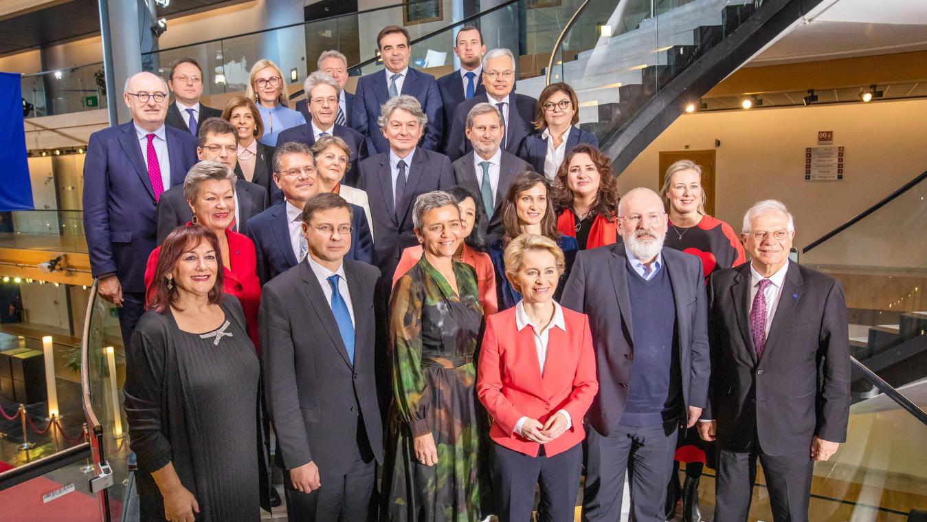 <p>Blick auf die damals neu gewählte EU-Kommission Ende November 2019, darunter EU-Kommissionspräsidentin Ursula von der Leyen (Mitte, vorne im Bild) und der belgische Kommissar Didier Reynders (rechts, vorletzte Reihe).</p>
