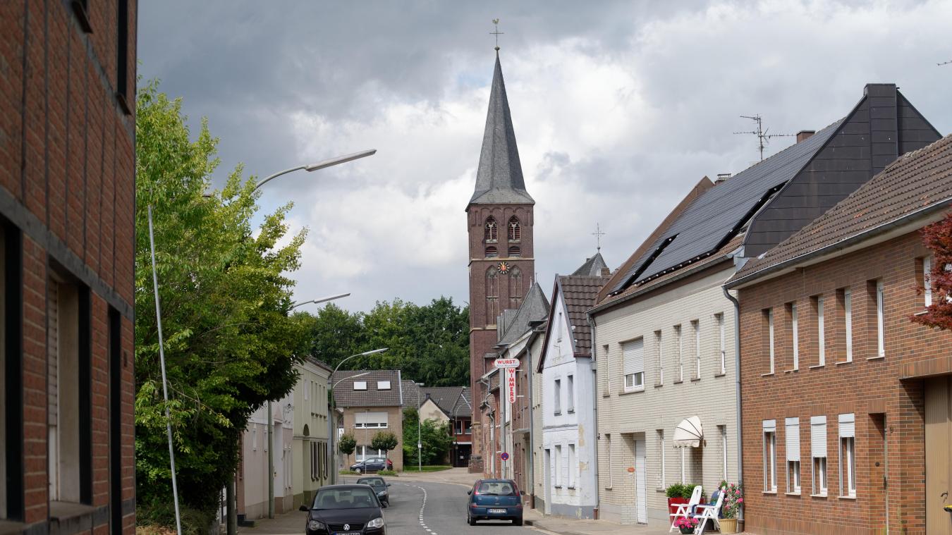 <p>Blick in die Borschemicher Str. im Braunkohledorf Keyenberg. Das Dorf soll 2024 dem Tagebau Garzweiler weichen.</p>