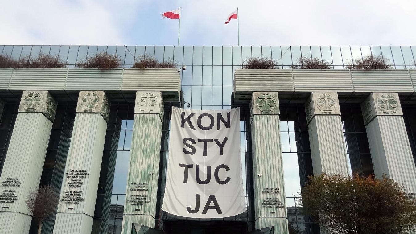 <p>Über dem Haupteingang des Obersten Gerichts in Warschau hängt ein Banner mit der Aufschrift „Konsytucja“ (zu Deutsch Verfassung).</p>