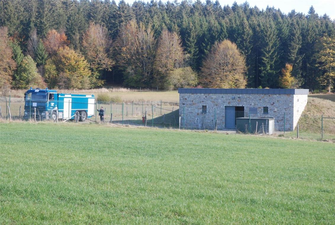 <p>Um die Trinkwasserversorgung aufrechtzuerhalten, bezieht die Gemeinde Bütgenbach (das Foto zeigt die Pumpstation Schlangenvenn in Weywertz) Wasser aus der Perlenbachtalsperre.</p>