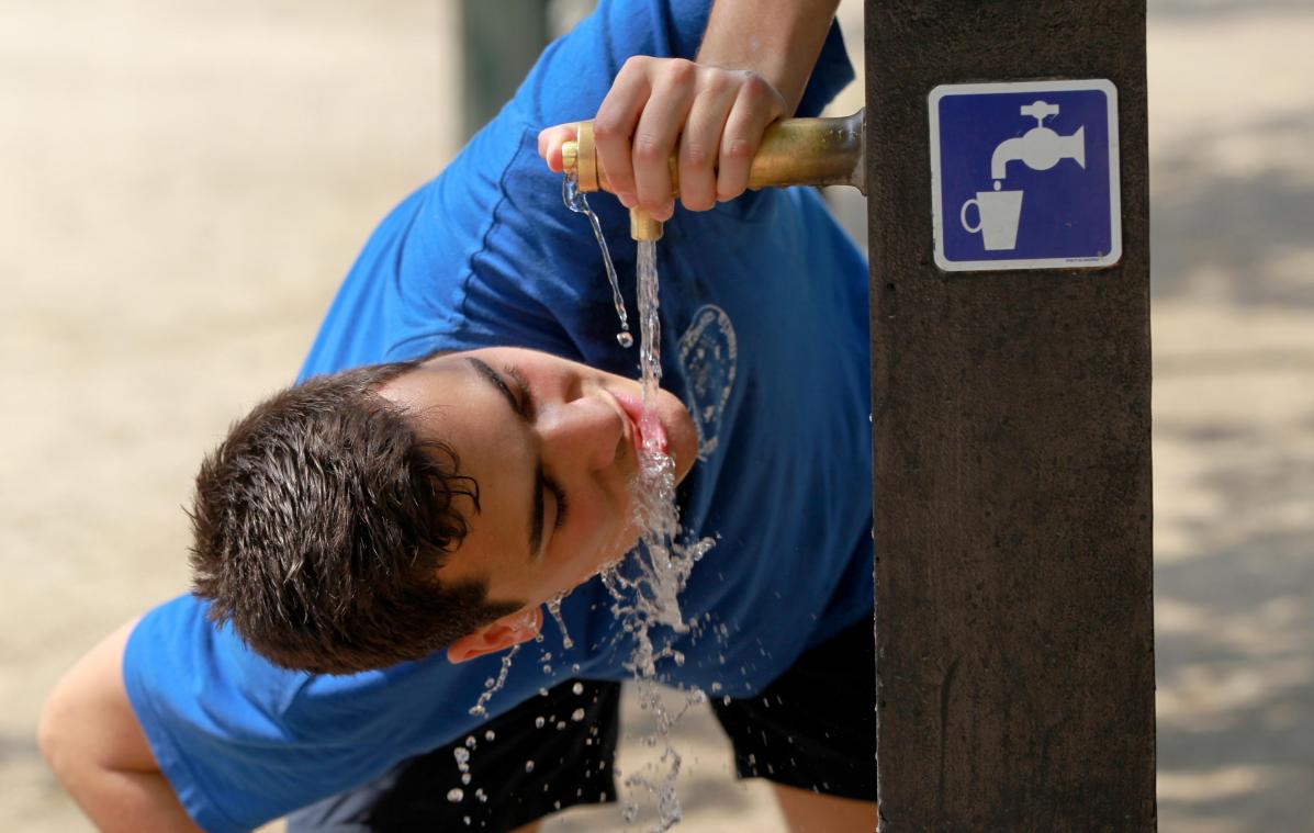 <p>Viel Trinken, am besten Wasser, hilft gegen die Hitze.</p>