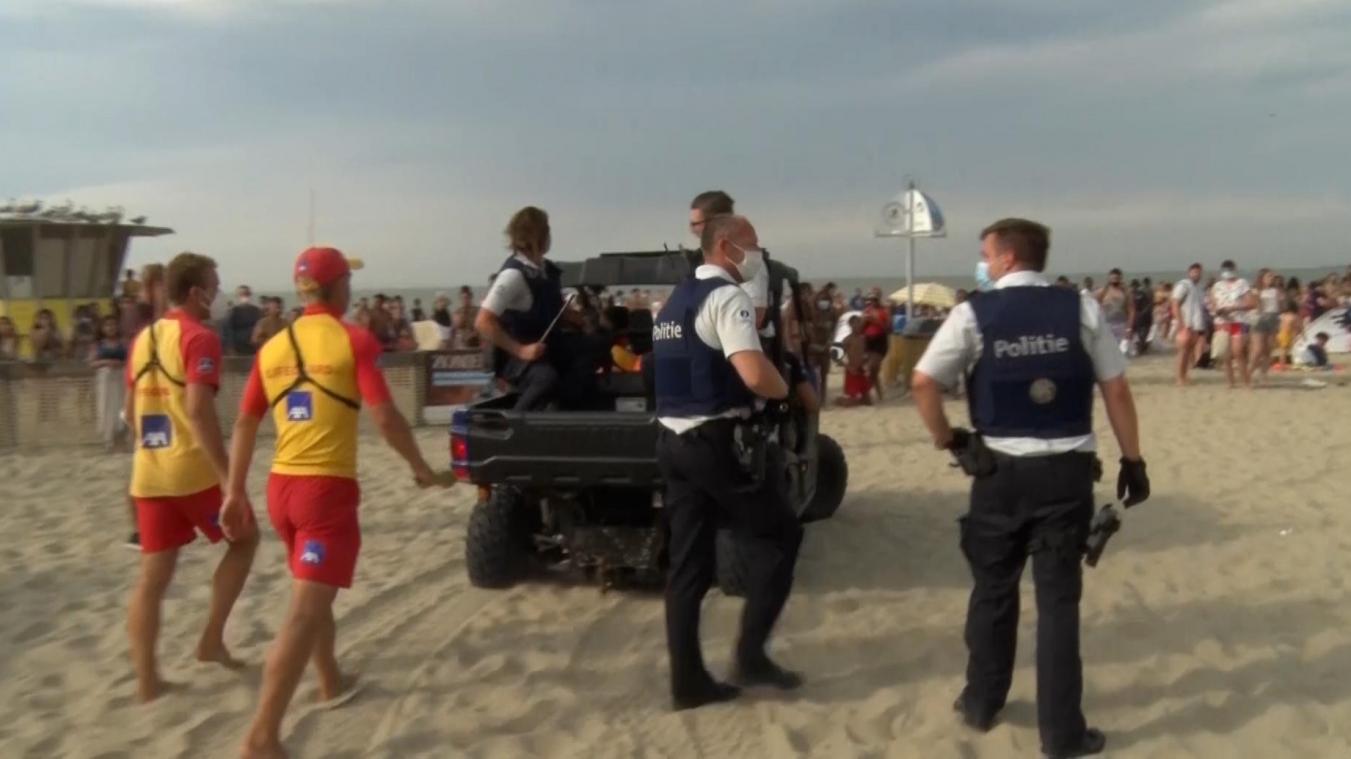 <p>Rettungsschwimmer und Polizeibeamte gehen über den Strand, nachdem dort Dutzende Menschen trotz der coronabedingten Abstandsregeln in eine Schlägerei verwickelt waren.</p>