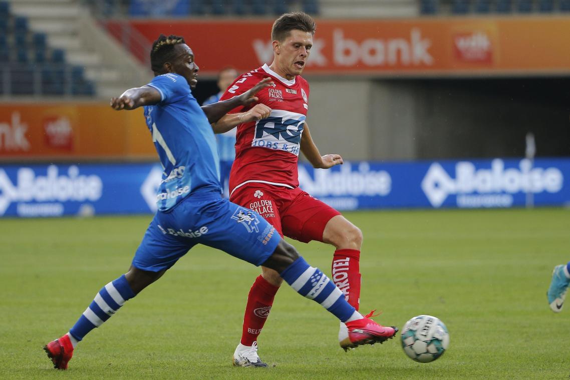 <p>Hannes Van der Bruggen (rechts) erzielte den Siegtreffer für Kortrijk in Gent.</p>