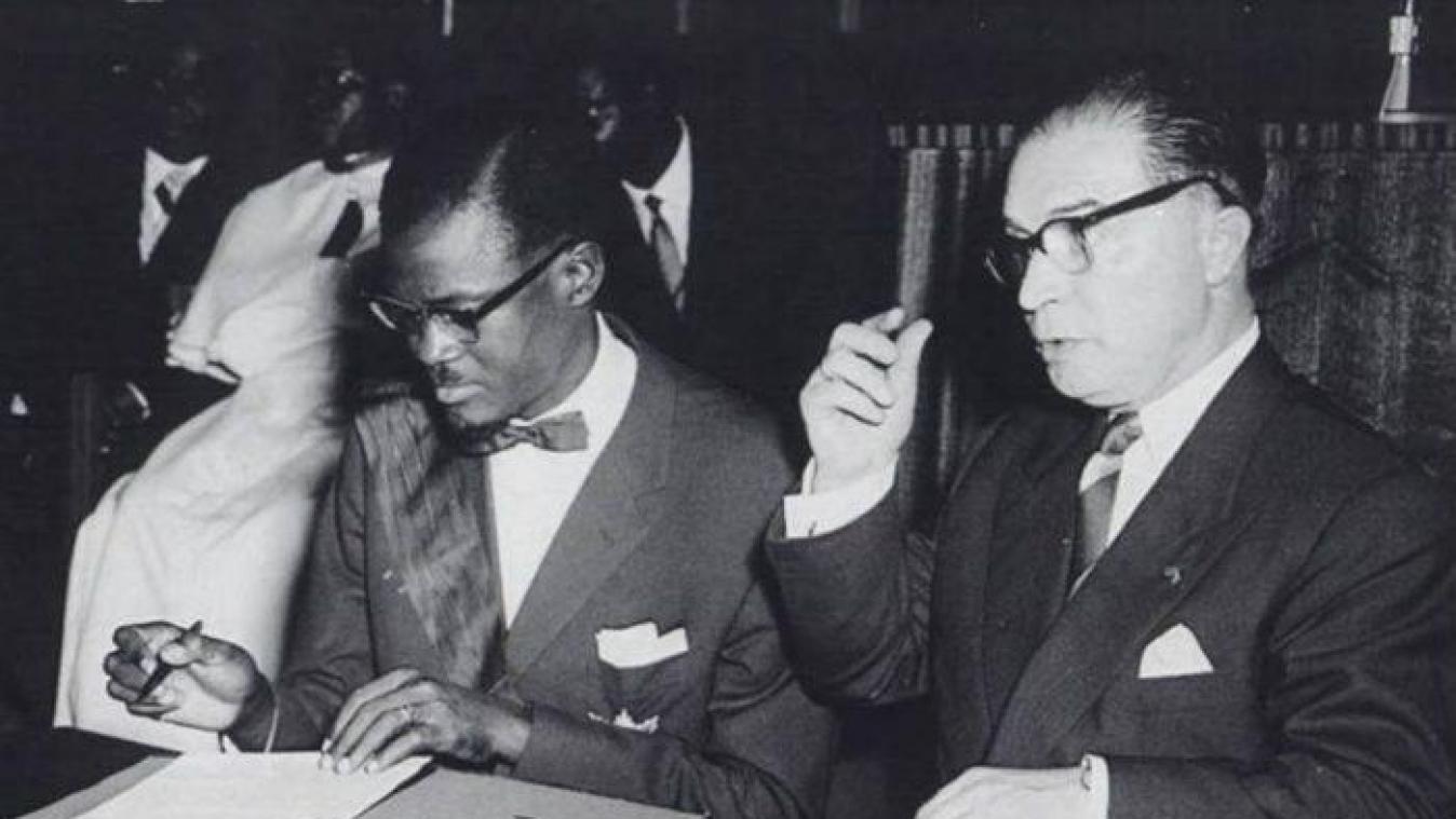 <p>Der kongolesische Premierminister Patrice Lumumba und der belgische Premierminister Gaston Eyskens unterzeichnen die Erklärung zur Unabhängigkeit der Demokratischen Republik Kongo am 30. Juni 1960 in Kinshasa</p>