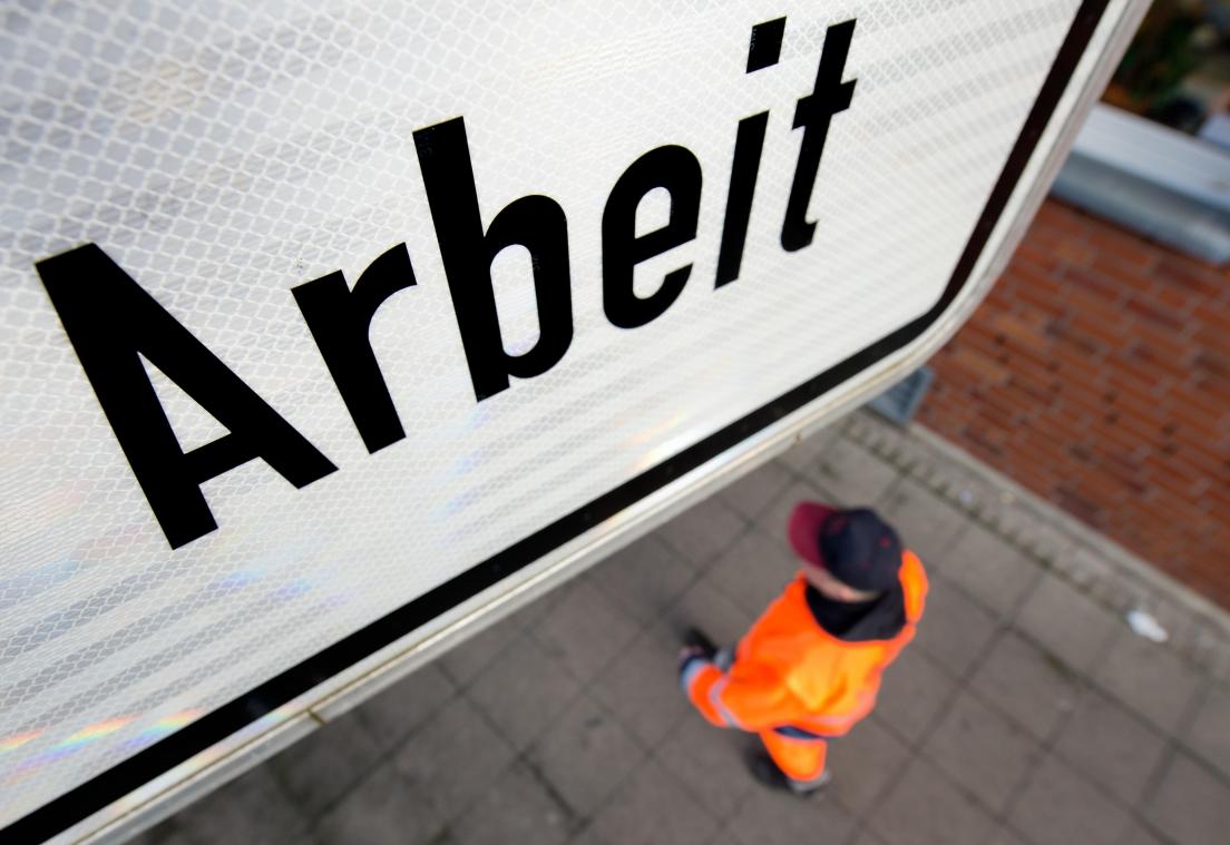 <p>Arbeit müsse sich mehr lohnen, fordert der Experte. Der Unterschied zwischen Arbeiten und Nicht-Arbeiten müsse vergrößert werden.</p>