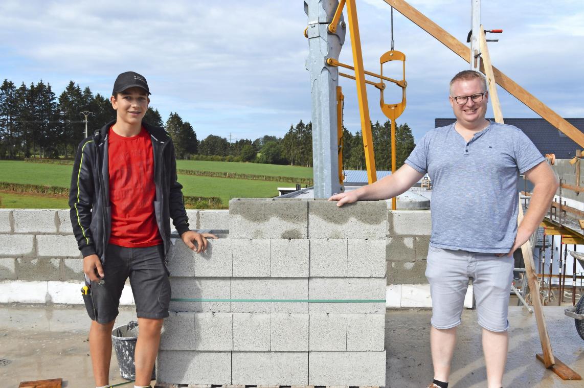 <p>Andreas Schmitz (rechts) von AS-Bau ist daran gelegen, dass junge Menschen wie Xavier Dujardin (links), Betriebsluft schnuppern kommen.</p>