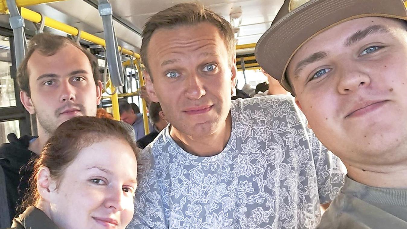 <p>Alexej Nawalny (Mitte), Oppositionsführer aus Russland, und seine Sprecherin Kira Jarmysch (l.) auf einem Selfie in einem Bus auf dem Weg zu einem Flughafen außerhalb von Tomsk in Sibirien. Wenige Stunden später wurde Nawalny auf die Intensivstation eines Krankenhauses in Omsk eingewiesen.</p>