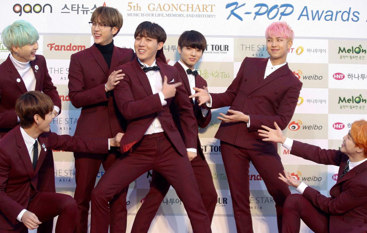 <p>Die südkoreanische Boygroup «Bangtan Boys» (kurz: BTS) scherzt auf dem roten Teppich bei den Gaon Chart K-POP Music Awards. Die erfolgreiche südkoreanische Boygroup hat mit ihrem neuen Lied „Dynamite“ einen Youtube-Rekord aufgestellt.</p>