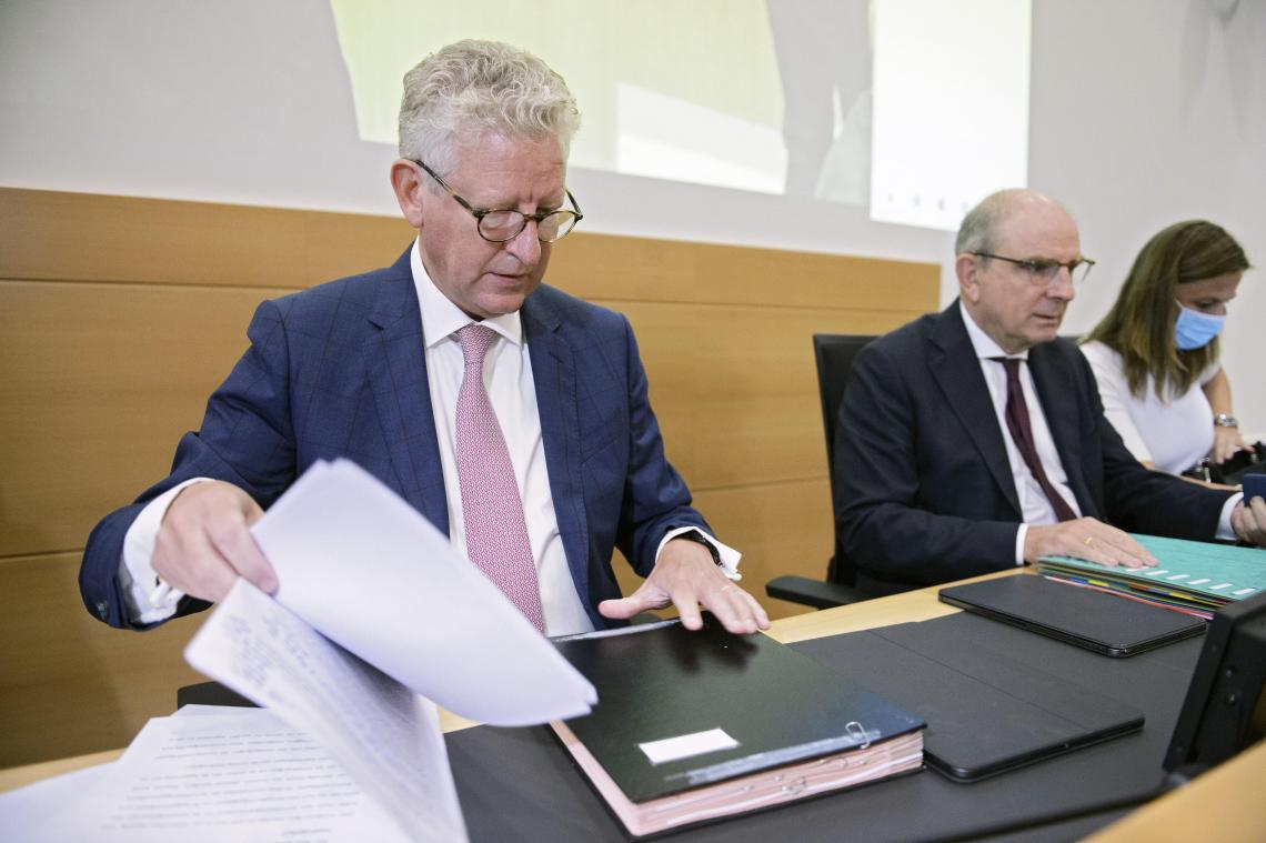 <p>Innenminister Pieter De Crem (l.) und Justizminister Koen Geens am Mittwoch im Kammerausschuss.</p>