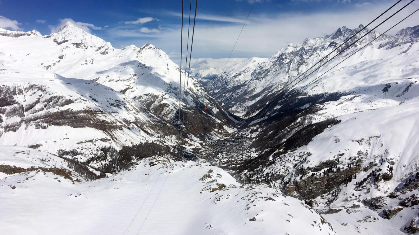 <p>April 2018, Schweiz: Blick aus der Gondel einer Seilbahn auf Zermatt.</p>