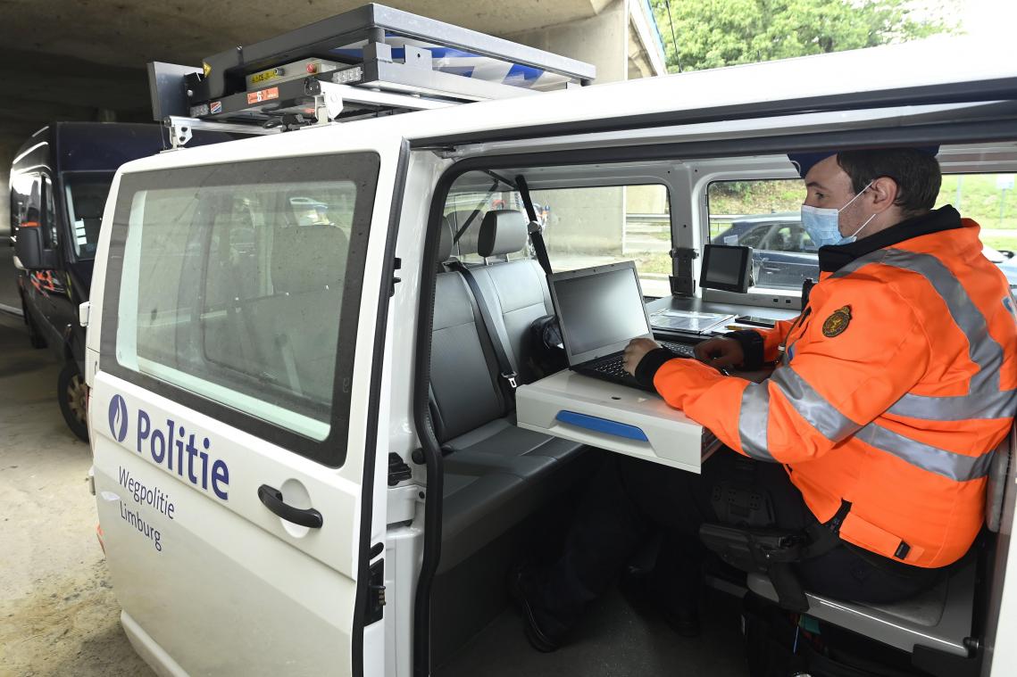 <p>Schneller Check am Computer im Polizeikombi.</p>