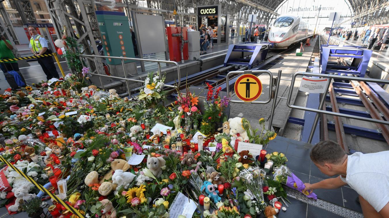 <p>Ein junger Mann legt am Gleis 7 des Hauptbahnhofs Blumen ab. Ein achtjähriger Junge wurde hier am 29. Juli 2019 von einem Mann vor einen einfahrenden ICE gestoßen und getötet.</p>