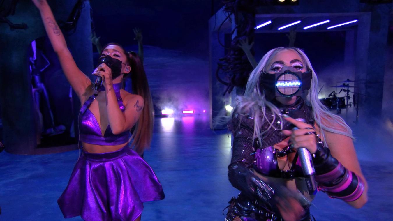 <p>Bei der ersten großen Live-Preisgala in den USA seit Beginn der Corona-Pandemie zeigte sich Lady Gaga (r.) immer mit Mund-Nasen-Schutz.</p>